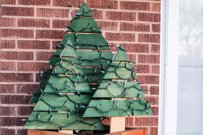 Outdoor christmas tree decor