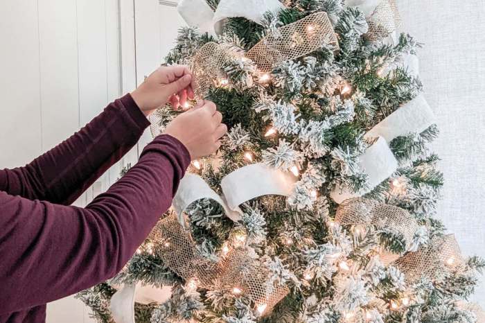 Christmas tree ribbon decor